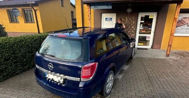 Pijany wjechał w ścianę budynku sklepu