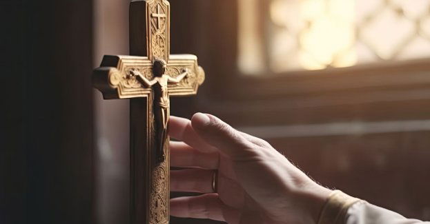 Abp Jędraszewski w liście na adwent wzywa do obrony krzyża i lekcji religii
