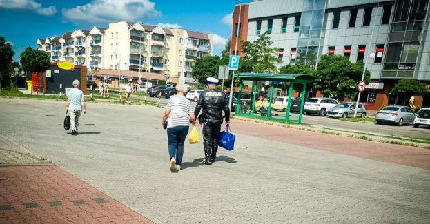 Zamiast upomnienia - pomoc. Policjanci zanieśli kobiecie zakupy, zaprowadzili do apteki