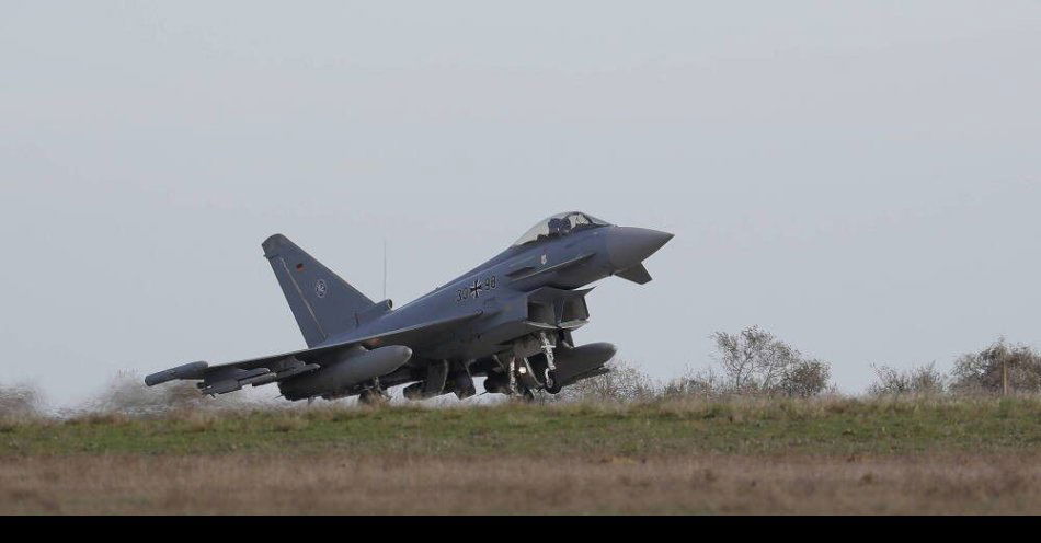 zdjęcie: Od soboty niemieckie Eurofightery będą patrolować polskie niebo w ramach misji NATO / epa12547644 Uzbrojony niemiecki samolot Eurofighter Typhoon ląduje na pasie startowym po zakończeniu misji rozpoznania dronem, przed wizytą dowódcy US Army Europe and Africa Command, generała Christophera Donahue’a, w amerykańskim garnizonie nad Morzem Czarnym, na 57. wojskowej bazie lotniczej Mihail Kogalniceanu, w pobliżu miasta Constanța w Rumunii, 25 listopada 2025 roku. Dwie niemieckie Eurofighter Typhoon i dwa rumuńskie F-16 zostały wysłane do lotu dziś rano po tym, jak radary wykryły dwa