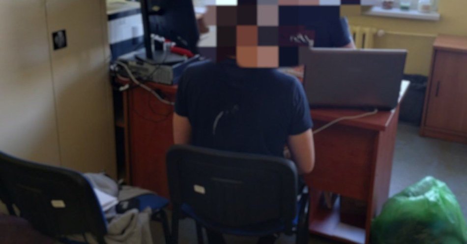 zdjęcie: Nietrzeźwy kierowca staranował wejście do bloku w Gliwicach / fot. KMP w Gliwicach