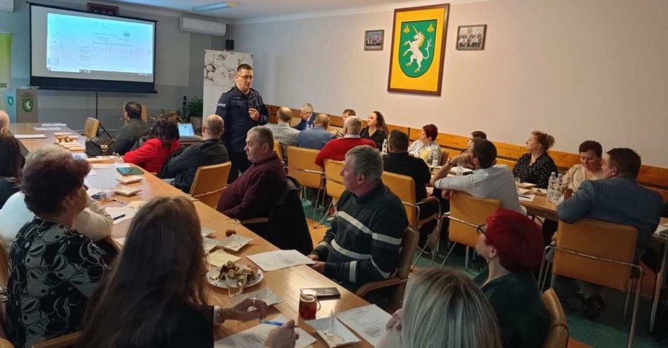 zdjęcie: Debata Nasze Bezpieczeństwo w Jednorożcu: postulaty mieszkańców / fot. KPP w Przasnyszu