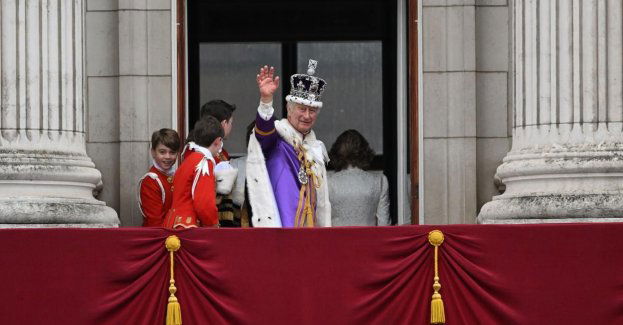 Rodzina królewska na balkonie Pałacu Buckingham - bez Andrzeja i Harry'ego