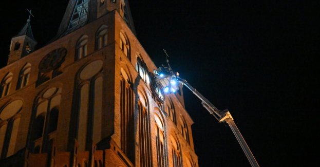 Zadymienie nad katedrą św. Jakuba, strażacy sprawdzają 110-metrową wieżę