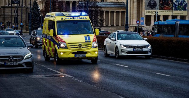 Zderzenie aut w Mąchocicach  Kapitalnych – nie żyje jeden z kierowców, nastolatka przewieziona do szpitala
