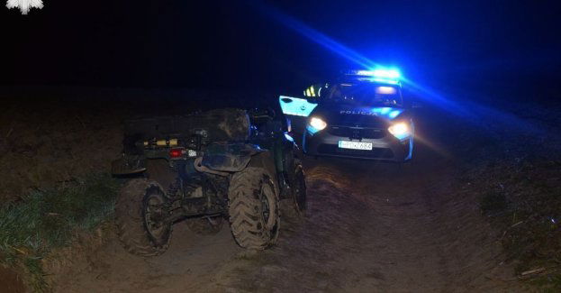 Nietrzeźwy kierowca przygnieciony przez quada. W plecaku miał marihuanę