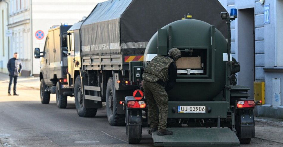 zdjęcie: Szczecinek: saperzy usunęli pocisk przeciwlotniczy znaleziony w śródmiejskiej kamienicy / Szczecinek, 22.01.2026. Miejsce odnalezienia pocisku przeciwlotniczego w jednym z mieszkań na ul. Szkolnej w Szczecinku, 22 bm. Ewakuowano mieszkańców dwóch kamienic. Policja zablokowała ulicę Szkolną do czasu przyjazdu saperów. (aldg) PAP/Piotr Kowala