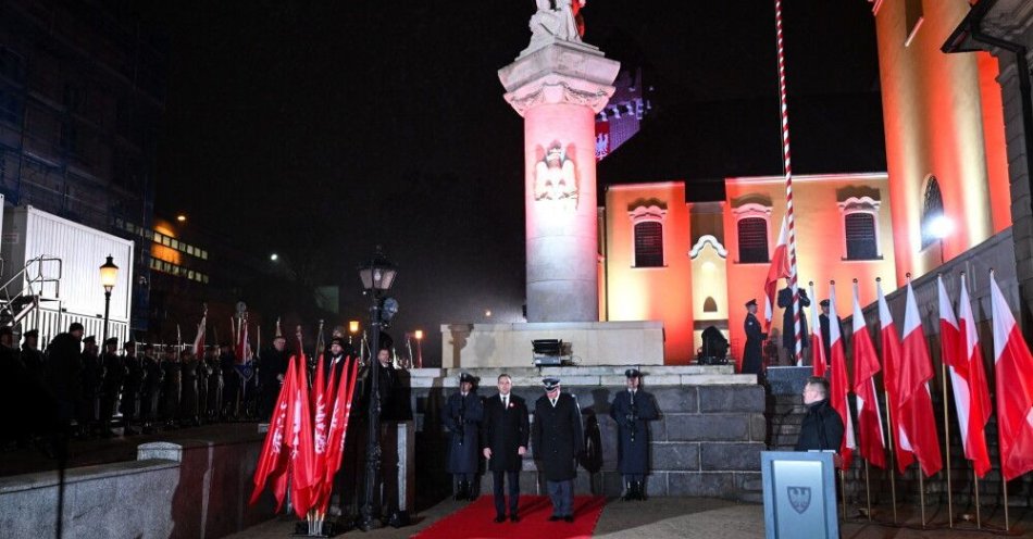 zdjęcie: Prezydent: powstańcy wielkopolscy podjęli walkę w imieniu kolebki polskości / Poznań, 27.12.2025. Prezydent RP Karol Nawrocki (C) podczas uroczystości przy pomniku 15. Pułku Ułanów w Poznaniu, 27 bm. Trwają obchody 107. rocznicy wybuchu Powstania Wielkopolskiego. (mr) PAP/Jakub Kaczmarczyk