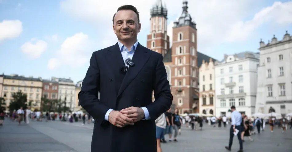 zdjęcie: Polska 2050 rozważa poparcie Łukasza Gibały w wyborach na prezydenta Krakowa / Kraków, 07.08.2026. Kandydat na prezydenta miasta, założyciel stowarzyszenia Kraków dla Mieszkańców Łukasz Gibała podczas briefingu prasowego na Rynku Głównym w Krakowie dot. rozpoczęcia kampanii wyborczej, 7 bm. Przedterminowe wybory w Krakowie odbędą się 27 września w związku z majowym referendum, w którym mieszkańcy Krakowa odwołali z funkcji prezydenta Aleksandra Miszalskiego (KO). (jm) PAP/Łukasz Gągulski