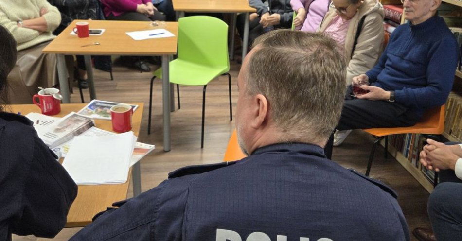 zdjęcie: Seniorzy uczą się bezpieczeństwa podczas lokalnych debat / fot. KPP Żary