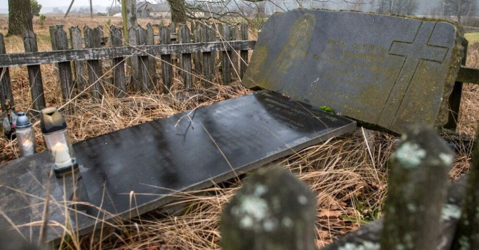 zdjęcie: W Ugłach na Wołyniu znaleziono pierwsze szczątki ludzkie. Według mieszkańców to nie mogiła Polaków / Ugły, Ukraina, 19.12.2025. Miejsce pamięci we wsi Ugły w obwodzie rówieńskim, 19 bm. Rozpoczęły się przygotowania do poszukiwań szczątków ofiar rzezi wołyńskiej. 12 maja 1943 roku we wsi Ugły podczas ataku oddziału dowodzonego przez Nikona Semeniuka „Jaremę” zginęło około stu Polaków. (vm/amb) PAP/Vladyslav Musiienko