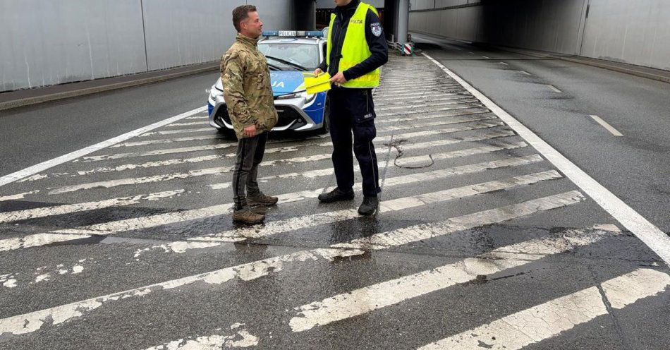 zdjęcie: Toruńska drogówka rozdaje odblaski i apeluje o ostrożność / fot. KMP w Toruniu