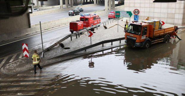 Zamknięta dla ruchu ulica Cierlicka; wciąż nieprzejezdna S8 i tunel przy lotnisku na trasie S2