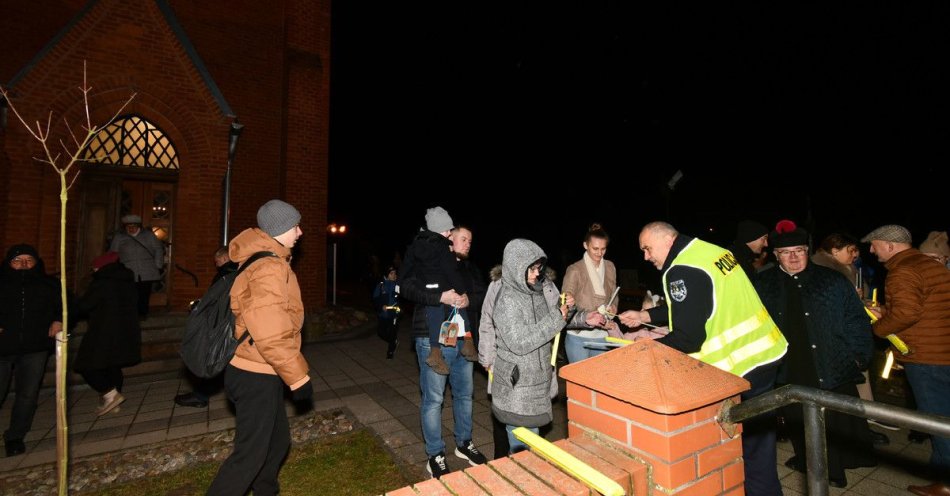 zdjęcie: Policja przypomina o odblaskach podczas rorat w Lipuszu / fot. KPP w Kościerzynie