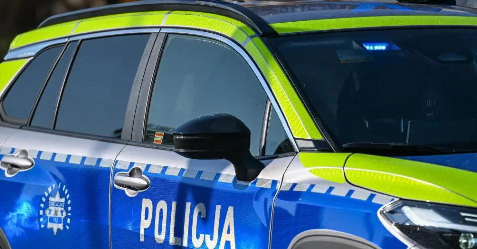 zdjęcie: Wrocław: policja zatrzymała 18-latka, który zaatakował nożem kobietę / Rzeszów, 01.03.2026. Policyjny radiowóz w Rzeszowie, 1 bm. PAP/Darek Delmanowicz