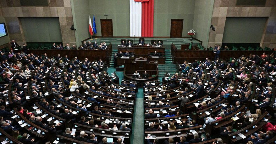 zdjęcie: CBOS: KO - 28,4 proc.; PiS - 23,6 proc.; Konfederacja - 10,9 proc. / Warszawa, 17.10.2025. Posłowie na sali plenarnej Sejmu, 17 bm. W ostatnim dniu posiedzenia zaplanowano blok głosowań nad szeregiem projektów ustaw, którymi zajmowali się posłowie. Ponadto odbędzie się pierwsze czytanie prezydenckiego projektu nowelizacji ustawy o pomocy obywatelom Ukrainy w związku z konfliktem zbrojnym na terytorium tego państwa. (sko) PAP/Radek Pietruszka