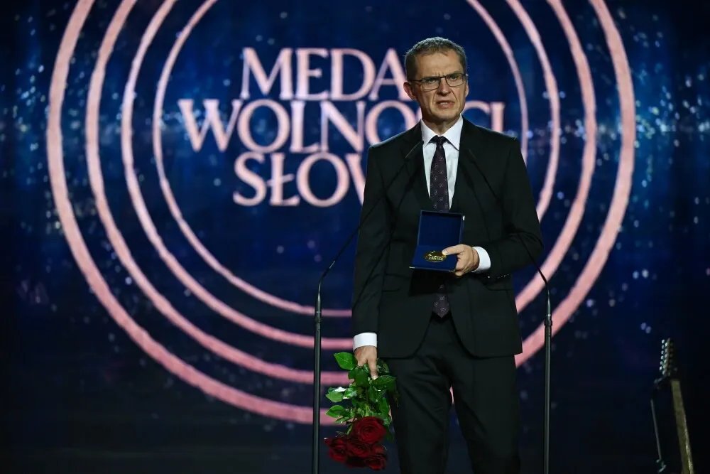 zdjęcie: Andrzej Poczobut dla PAP: wolność słowa to naturalne prawo człowieka, którego nie można się zrzec / Gdańsk, 28.08.2026. Wyróżniony specjalnym Medalem Wolności Słowa białoruski dziennikarz, działacz polskiej mniejszości, były więzień polityczny Andrzej Poczobut podczas gali wręczenia Medali, 28 bm. w Europejskim Centrum Solidarności w Gdańsku. (sko) PAP/Adam Warżawa