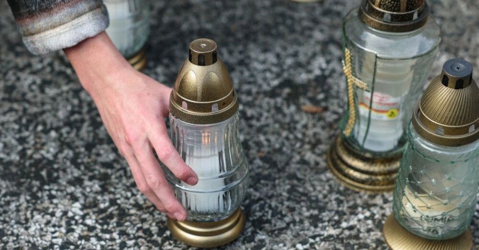 zdjęcie: 1 listopada w Kościele katolickim przypada uroczystość Wszystkich Świętych / Gdynia, 31.10.2025. Akcja porządkowania grobów bohaterów wojennych przez młodzież i przedstawicieli Muzeum II Wojny Światowej, 31 bm. na Cmentarzu Witomińskim w Gdyni. Trwają przygotowania do dnia Wszystkich Świętych, który w Kościele Katolickim obchodzony jest 1 listopada. (aldg) PAP/Adam Warżawa