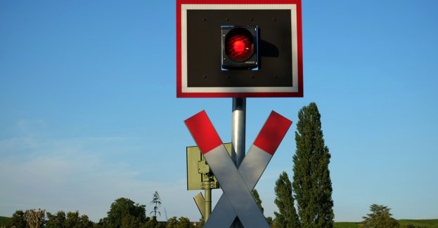 Zlekceważyła sygnalizację, opuszczane szlabany i przejechała przez torowisko - świadkami byli policjanci