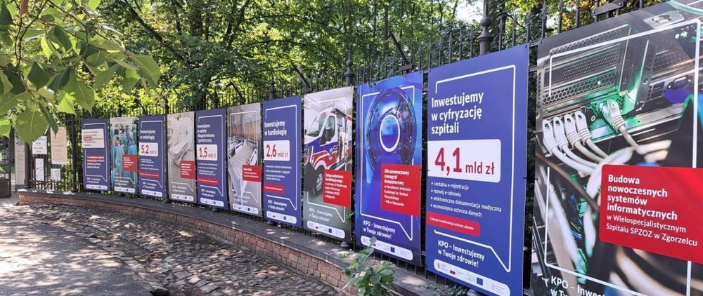 zdjęcie: KPO - Inwestujemy w Twoje zdrowie! - zapraszamy na wystawę plenerową w Łazienkach Królewskich / fot. www.gov.pl / CC 3.0 Polska