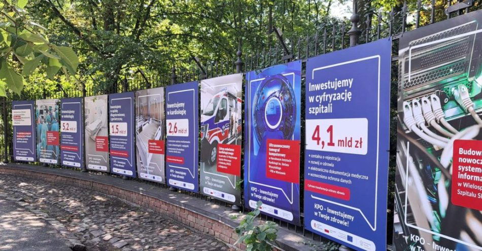 zdjęcie: KPO - Inwestujemy w Twoje zdrowie! - zapraszamy na wystawę plenerową w Łazienkach Królewskich / fot. www.gov.pl / CC 3.0 Polska