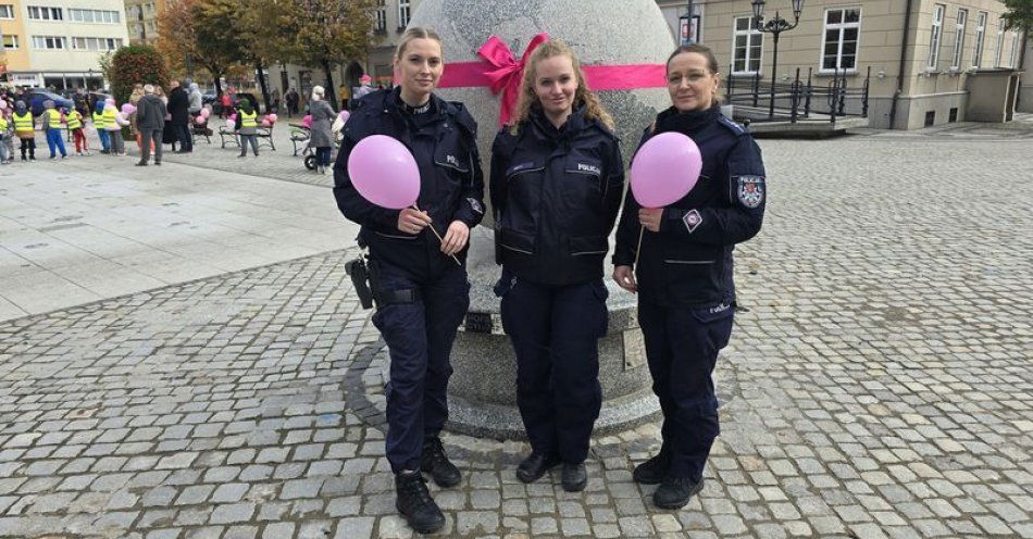 zdjęcie: Policjantki z Dzierżoniowa wspierają walkę z rakiem piersi / fot. KPP w Dzierżonowie