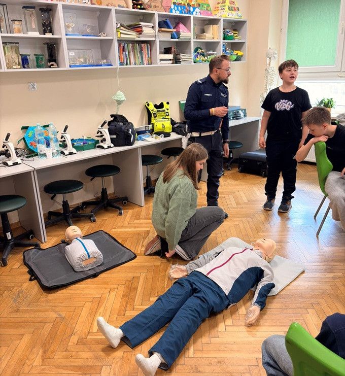 zdjęcie: Edukacja, która ratuje życie: warsztaty pierwszej pomocy w Węgrowie / fot. KPP w Węgrowie Edukacja, która ratuje życie: Praktyczne warsztaty udzielania pierwszej pomocy