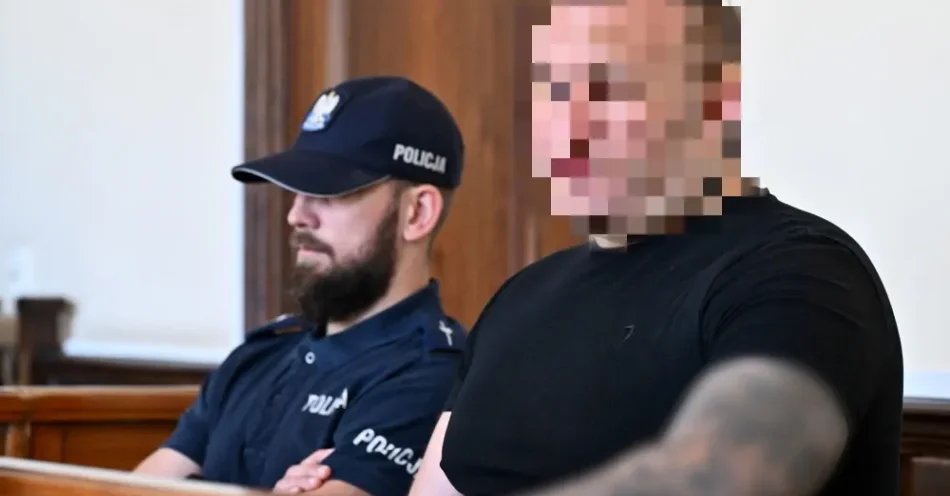 zdjęcie: Gdańsk: rozpoczął się proces Patryka M., ps. Wielki Bu / Gdańsk, 24.08.2026. Oskarżony Patryk M., ps. „Wielki Bu” (P) na sali rozpraw Sądu Okręgowego w Gdańsku, 24 bm. Patryk M. oskarżony jest m.in. o uczestnictwo w zorganizowanej grupy przestępczej działającej na terenie Polski, Królestwa Niderlandów i Hiszpanii oraz uczestnictwo w obrocie znacznymi ilościami narkotyków. (ad) PAP/Marcin Gadomski