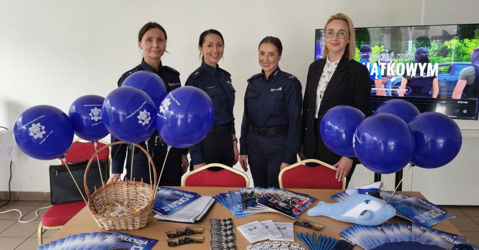 zdjęcie: Policja na Targach Pracy OHP w Grudziądzu zachęca i ostrzega / fot. KMP w Grudziądzu