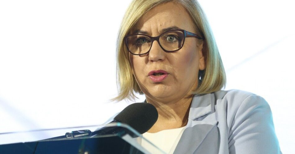 zdjęcie: P. Hennig-Kloska: nowe narzędzie do głosowania w wyborach w Polsce 2050 wybierze zespół ekspertów / Gdańsk, 18.09.2025. Minister klimatu i środowiska Paulina Hennig-Kloska na konferencji „Otwarcie na wiatr od morza” i uroczystej celebracji wyprodukowania pierwszej w Polsce sekcji wieży offshore, 18 bm. w Baltic Towers w Gdańsku. Baltic Towers to strategiczna inwestycja o wartości około 200 mln euro, której efektem jest powstanie nowoczesnej fabryki morskich wież wiatrowych w Gdańsku. Inwestycja stanowi kluczowy element europejskiej transformacji energetycznej, wzmacniając rozwój krajowego oraz