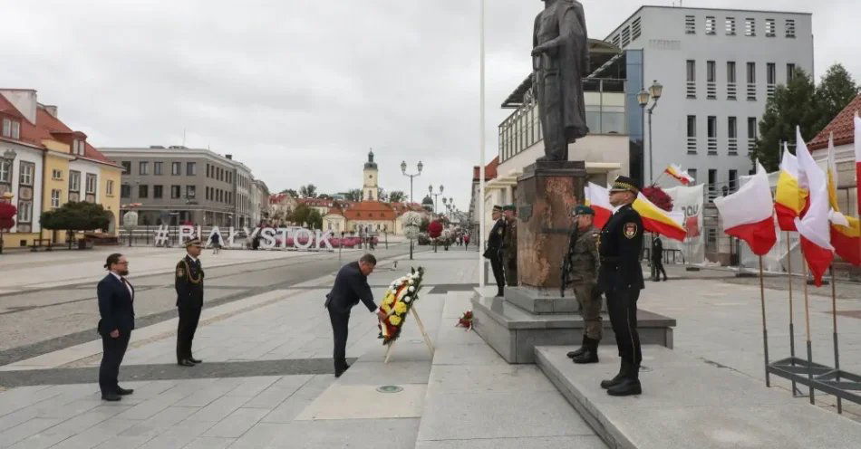 zdjęcie: Białystok: 106. rocznica zwycięskiej bitwy z bolszewikami o miasto / Białystok, 22.08.2026. Wiceprezydent Białegostoku Marek Masalski (3L), komendant Straży Miejskiej w Białymstoku Krzysztof Kolenda (2L) oraz dyrektor Departamentu Prezydenta Miasta w Urzędzie Miejskim Kamil Waligóra (L) podczas uroczystości złożenia kwiatów przy pomniku marszałka J. Piłsudskiego na Rynku Kościuszki w Białymstoku z okazji 106. rocznicy Bitwy Białostockiej, 22 bm. (jm) PAP/Artur Reszko