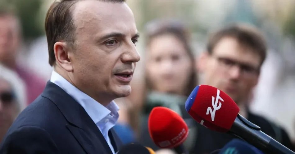 zdjęcie: Kandydat na prezydenta Krakowa Łukasz Gibała: komisja odrzuci część podpisów z powodu błędu na karcie / Kraków, 07.08.2026. Kandydat na prezydenta miasta, założyciel stowarzyszenia Kraków dla Mieszkańców Łukasz Gibała podczas briefingu prasowego na Rynku Głównym w Krakowie dot. rozpoczęcia kampanii wyborczej, 7 bm. Przedterminowe wybory w Krakowie odbędą się 27 września w związku z majowym referendum, w którym mieszkańcy Krakowa odwołali z funkcji prezydenta Aleksandra Miszalskiego (KO). (doro) PAP/Łukasz Gągulski