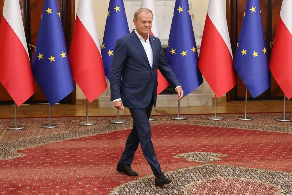 zdjęcie: Premier: w Polsce tylko idioci albo zdrajcy mogą się cieszyć z tryumfu AfD w Niemczech / Warszawa, 11.09.2025. Premier Donald Tusk w drodze na konferencję prasową w siedzibie KPRM w Warszawie, 11 bm. Szef rządu podsumował zakończone posiedzenie Rady Bezpieczeństwa Narodowego z udziałem prezydenta RP. (amb) PAP/Albert Zawada