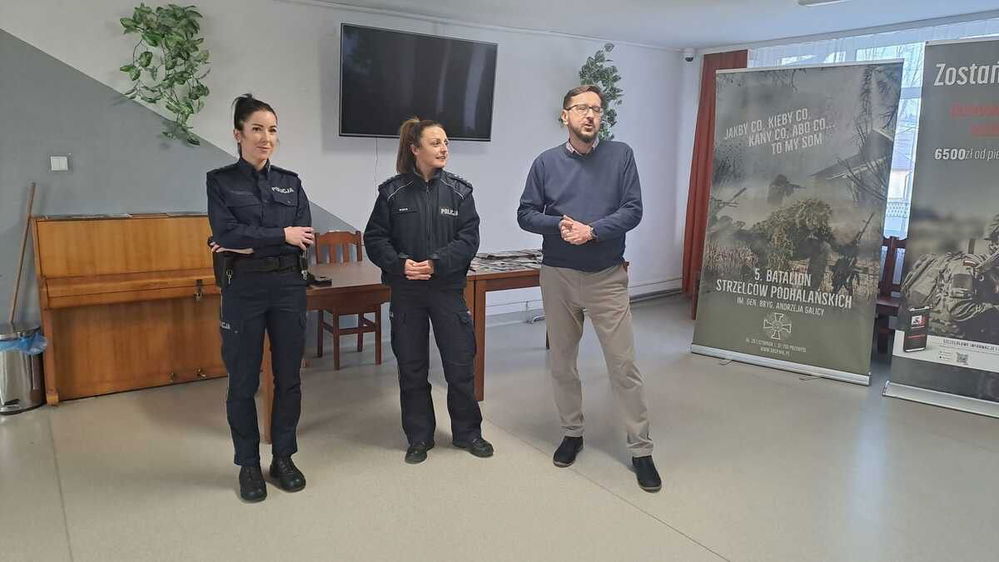 zdjęcie: Leskie policjantki uczą młodzież o cyberzagrożeniach i odpowiedzialności / fot. KPP w Lesku