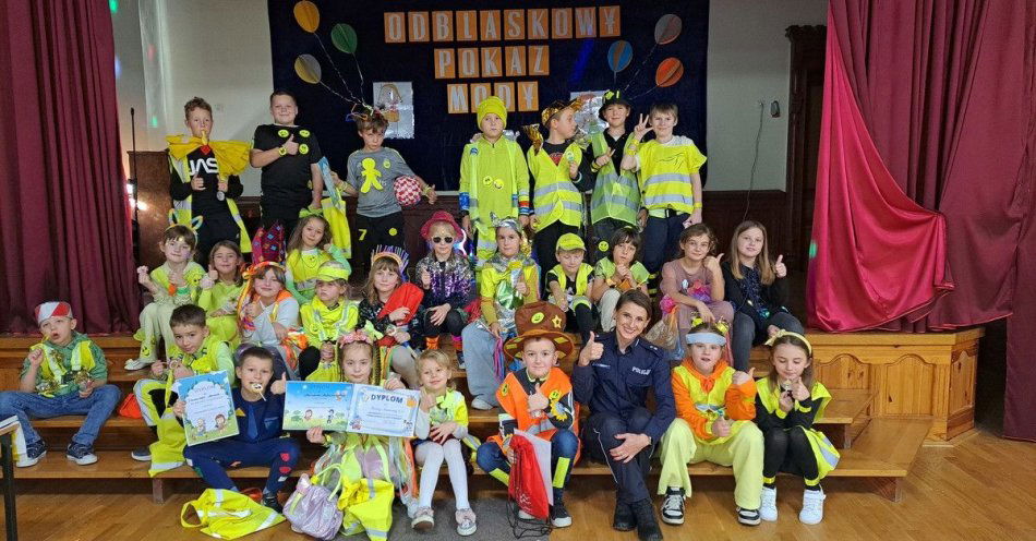 zdjęcie: Błyszczący pokaz mody odblaskowej w szkole w Mrągowie / fot. KPP w Mrągowie
