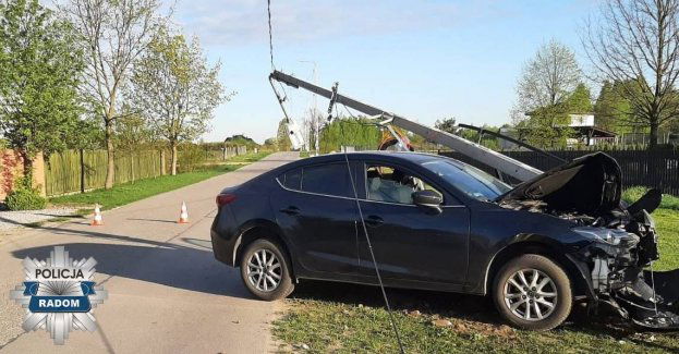 Pojazd uderzył w słup – jedna osoba ranna