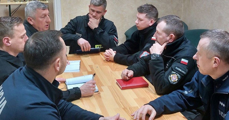 zdjęcie: Policja i OSP z Skrzyszowa wspólnie przeciw wypalaniu traw / fot. KMP w Tarnowie