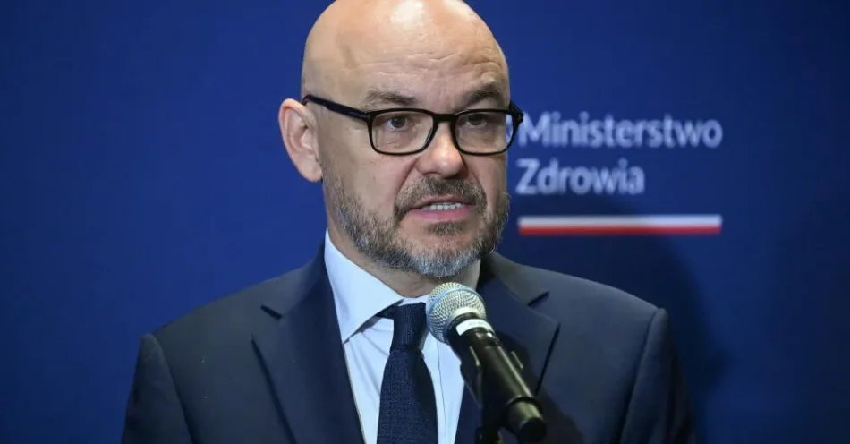 zdjęcie: Prezes NFZ: wprowadzenie limitów wynagrodzeń poprawi finanse placówek medycznych / Warszawa, 08.07.2026. Prezes NFZ Filip Nowak podczas konferencji prasowej w siedzibie resortu w Warszawie, 8 bm. Tematem spotkania były przygotowane przez MZ i NFZ propozycje planowanych zmian w ochronie zdrowia. (pn/mgut) PAP/Piotr Nowak