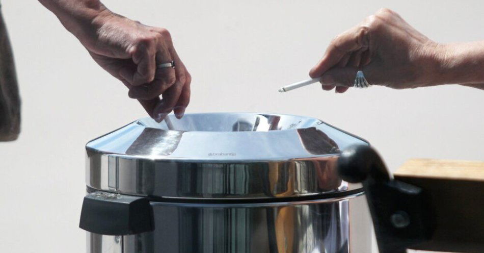 zdjęcie: 15 lat temu wprowadzono w Polsce zakaz palenia papierosów w miejscach publicznych / Olsztyn, 10.06.2014. Palacze papierosów. tw/soa
PAP/Tomasz Waszczuk