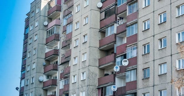 31-latek zszedł z dachu dziesięciopiętrowego budynku po kilkunastu godzinach negocjacji