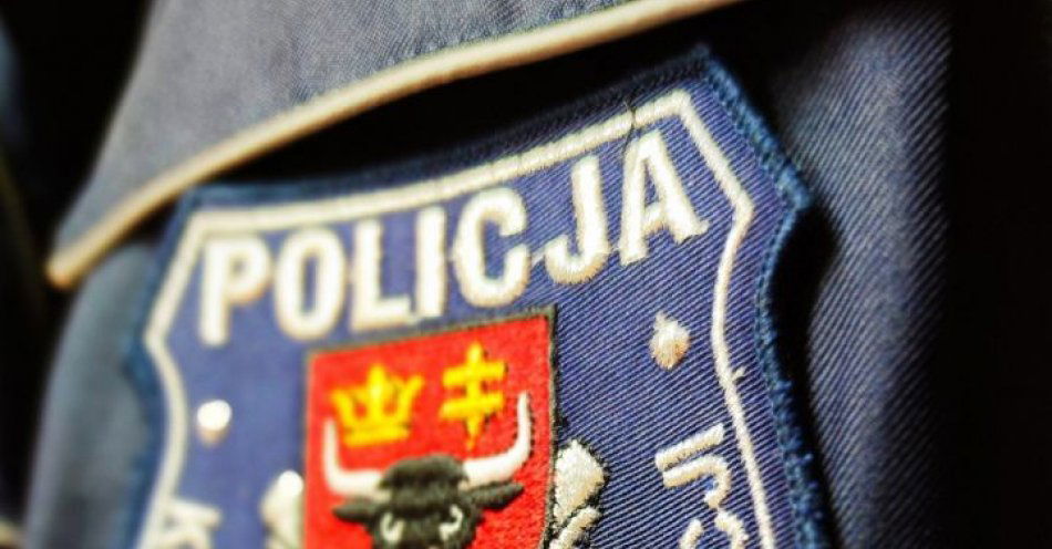 zdjęcie: Warszawianka leżąc w trawie poprosiła policjantów  o podwózkę / fot. KPP Sejny