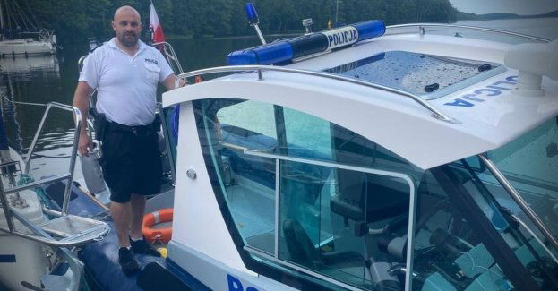 Żaglówka z dziećmi wywróciła się podczas szkwału - uratował je policyjny wodniak