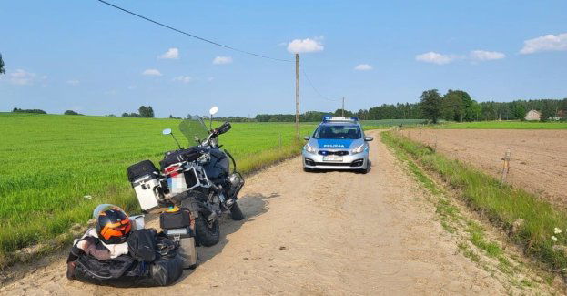 Motocyklista przewrócił się na drodze gruntowej
