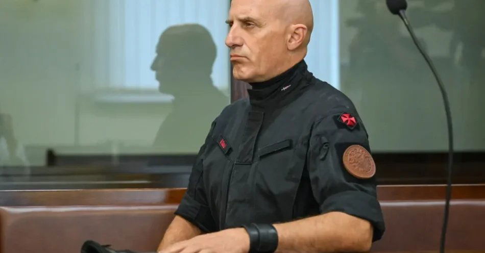 zdjęcie: Gdańsk: Wojciech Olszański, ps. Jaszczur skazany przez sąd / Gdańsk, 02.09.2026. Oskarżony Wojciech Olszański na sali rozpraw Sądu Apelacyjnego w Gdańsku, 2 bm. Sąd wydał wyrok w procesie odwoławczym Wojciecha Olszańskiego ps. Jaszczur, oskarżonego o nawoływanie do nienawiści na tle różnic narodowościowych i etnicznych oraz napaść z powodu ksenofobii, rasizmu. Wydany w pierwszej instancji 20 maja 2025 r. przez Sąd Okręgowy w Toruniu wyrok 2 lat ograniczenia wolności, polegającego na obowiązku wykonywania nieodpłatnej, kontrolowanej pracy na cele społeczne