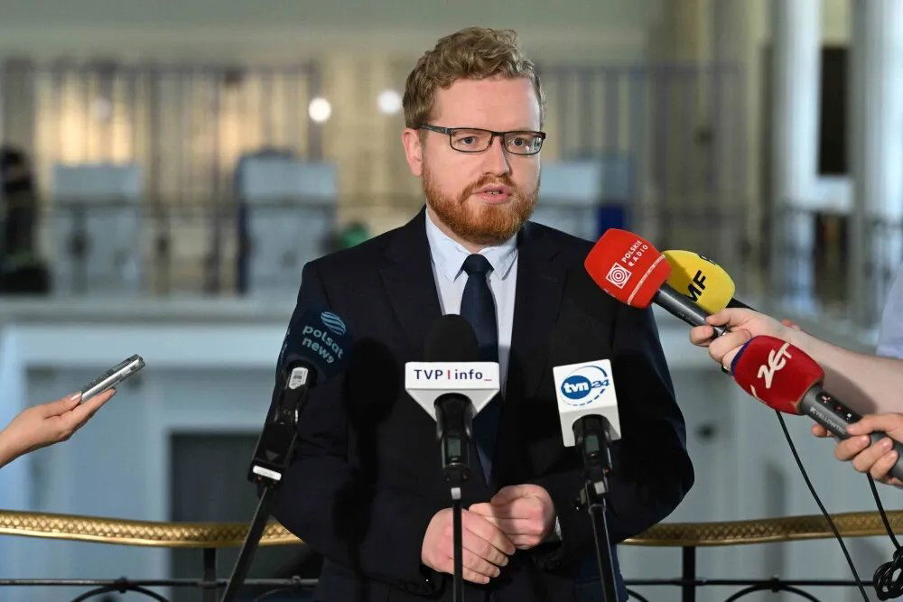 zdjęcie: Standerski: 132 pary jednopłciowe dokonały transkrypcji swoich aktów małżeństwa / Warszawa, 31.08.2026. Wiceminister cyfryzacji Dariusz Standerski przemawia podczas konferencji prasowej w Sejmie w Warszawie, 31 bm. Temat spotkania