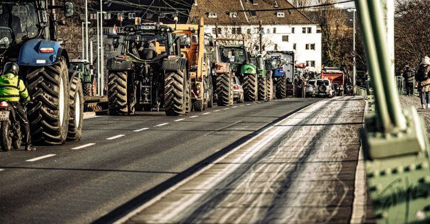 Rolnicy zablokowali drogę krajową S7 w Kmiecinie