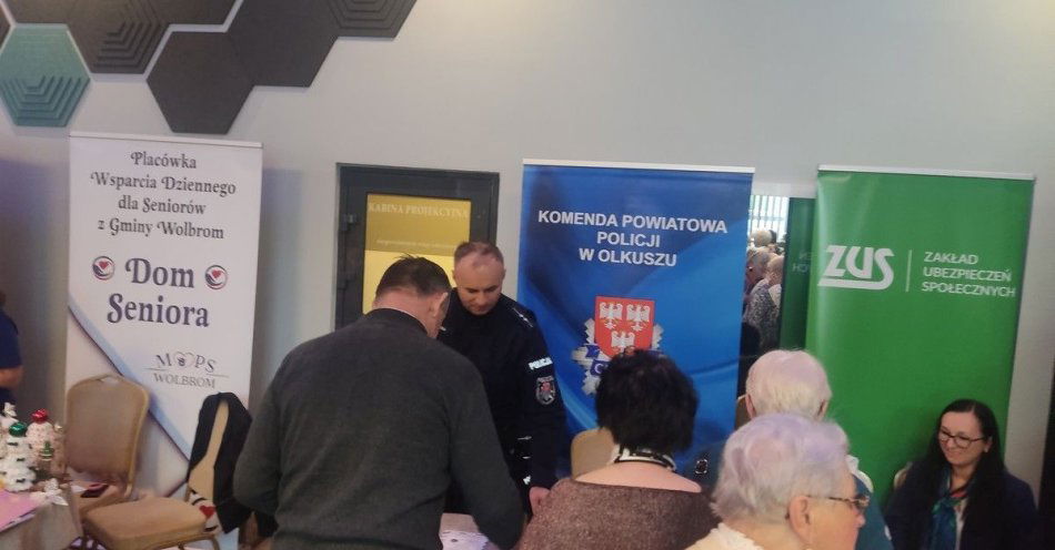 zdjęcie: Policja uczy seniorów jak nie dać się oszustom / fot. KMP w Olkuszu