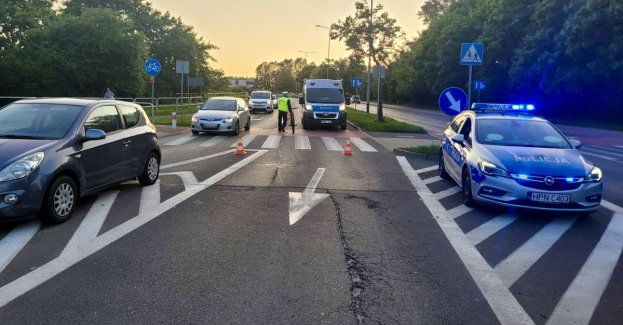 Potrącenie rowerzysty na przejeździe dla rowerów. Policjanci ustalają okoliczności zdarzenia.