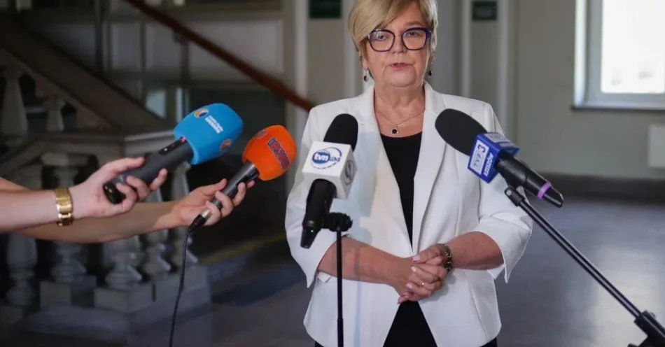 zdjęcie: Wojewoda podkarpacka: we wtorek zakończy się identyfikacja ofiar wypadku na Węgrzech / Rzeszów, 16.08.2026. Wojewoda podkarpacka Teresa Kubas-Hul podczas konferencji w siedzibie Urzędu Wojewódzkiego w Rzeszowie, 16 bm. Konferencja dotyczyła wypadku polskiego autokaru na autostradzie M3 na Węgrzech. Autokarem wracała z Bośni i Hercegowiny pielgrzymka z Podkarpacia. W wyniku wypadku zginęło 12 pasażerów, siedmioro kolejnych jest w stanie bardzo ciężkim i przebywa w szpitalach na Węgrzech. Pozostałych 40 osób zostało lekko rannych. (sko) PAP/Darek Delmanowicz