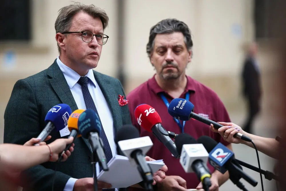 zdjęcie: Kraków: ośmiu kandydatów zarejestrowanych w wyborach prezydenta / Kraków, 03.09.2026. Przewodniczący Miejskiej Komisji Wyborczej w Krakowie Krzysztof Józef Dyl (L) i zastępca przewodniczącego Miejskiej Komisji Wyborczej w Krakowie Ireneusz Michał Hyra (P) podczas konferencji prasowej w Krakowie, 3 bm. (aldg) PAP/Łukasz Gągulski